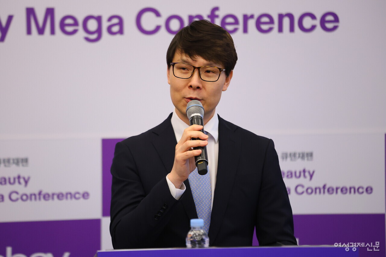  이베이재팬은 14일 그랜드 인터컨티넨탈 서울 파르나스에서 진행한 ‘2025 큐텐재팬 K뷰티 메가 컨퍼런스’에서 올해 새로운 경영 방침을 발표했다. 이날 구자현 이베이재팬 대표가 기자간담회를 진행하고 있는 모습 /류빈 기자