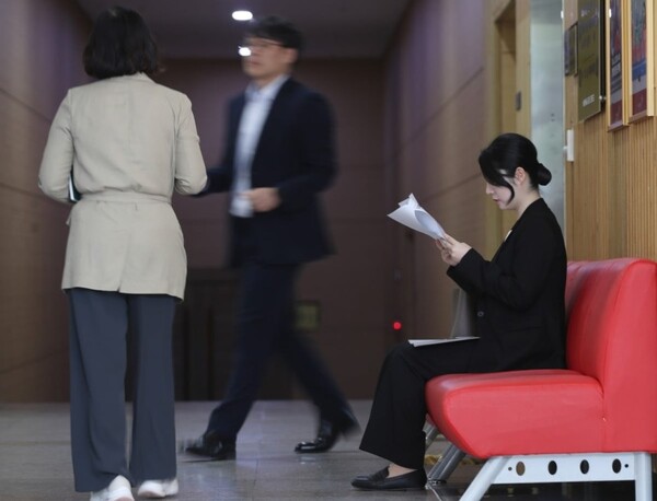 구체적·실질적인 사유를 서면으로 통지하지 않은 채 수습사원의 정식 채용을 거부할 경우 부당해고에 해당한다고 법원이 판단했다. /연합뉴스