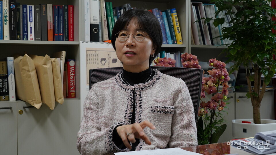 지난 11일 여성경제신문과 만난 민세진 동국대학교 경제학과 교수는 한국 기업의 경쟁력 강화를 위해서는 지배구조 개편보다도 M&A 활성화와 노동 개혁을 통한 유연한 시장 환경 조성이 시급하다고 했다. /이상헌 기자