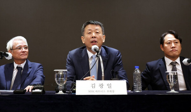 김광일 MBK파트너스 부회장(가운데)이 지난 9월 19일 서울 중구 롯데호텔에서 열린 MBK파트너스 고려아연 공개매수 관련 기자간담회에서 취재진의 질문에 답하고 있다. 왼쪽은 강성두 영풍 사장, 오른쪽은 이성훈 베이커매킨지코리아 변호사. /연합뉴스출처 : 공감신문(https://www.gokorea.kr)