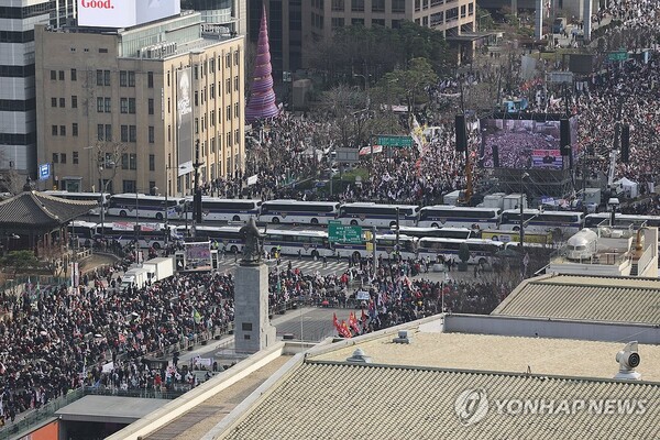 윤석열 대통령 찬반 집회가 열린 15일 서울 종로구 광화문광장에 경찰 차벽이 세워져 있다. /연합뉴스