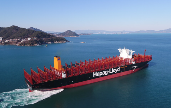 한화오션이 건조한 2만4000TEU급 이중연료 추진 초대형 컨테이너선. /한화오션