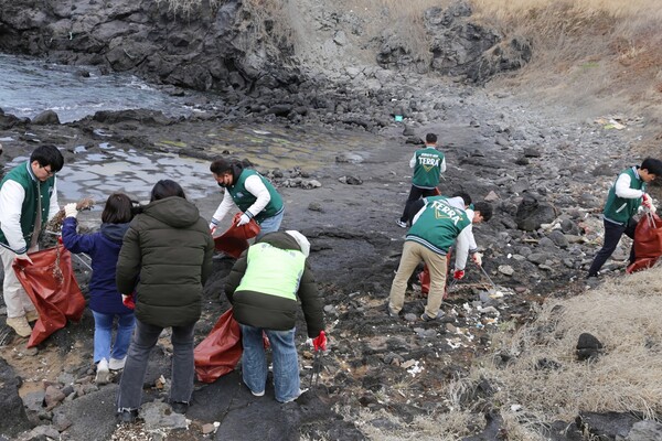 지난 14일 제주 닭머르해안에서 하이트진로 제주지점 및 제주 아라종합사회복지관 임직원들이 정화활동을 진행하고 있다. /하이트진로