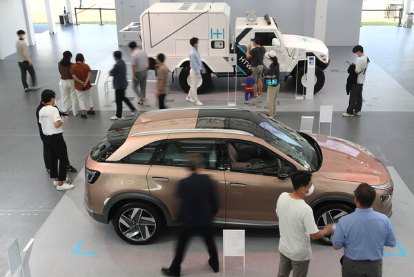 경남 창원광장에서 열린 '현대자동차 수소 모빌리티 로드쇼'에서 관람객이 현장을 둘러보고 있다. /연합뉴스