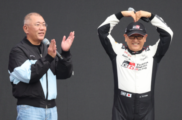 지난해 10월 경기도 용인시 에버랜드 스피드웨이에서 열린 '현대 N x 토요타 가주 레이싱(Hyundai N x TOYOTA GAZOO Racing) 페스티벌'에서 정의선 현대자동차그룹 회장(왼쪽)과 토요다 아키오 일본 토요타자동차그룹 회장이 함께 인사하고 있다. /연합뉴스