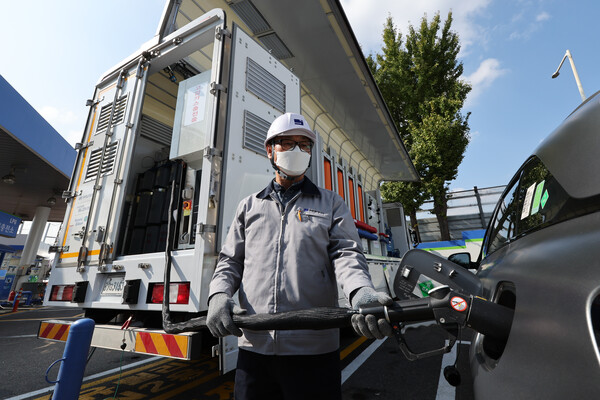 서울 중곡동의 'H 광진 무빙 스테이션'에서 직원이 수소전기차인 넥쏘에 수소를 충전하고 있다. /연합뉴스