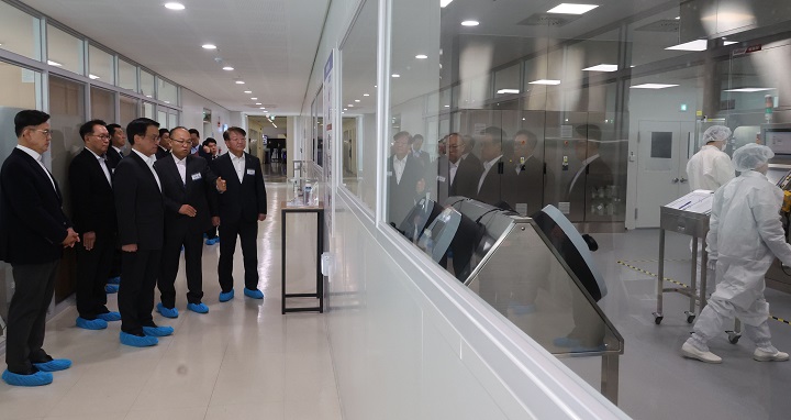 최상목 대통령 권한대행 부총리 겸 기획재정부 장관이 지난달 26일 충북 청주시 오송 첨단의료복합단지 바이오센터에서 제약 과정을 살펴보고 있다. /연합뉴스