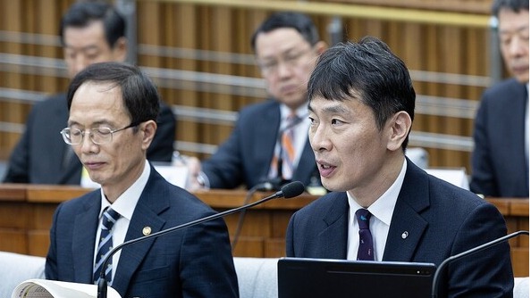 이복현 금융감독원 원장이 18일 서울 여의도 국회 정무위원회에서 열린 전체회의에 참석해 의원 질의에 답변하고 있다. /연합뉴스