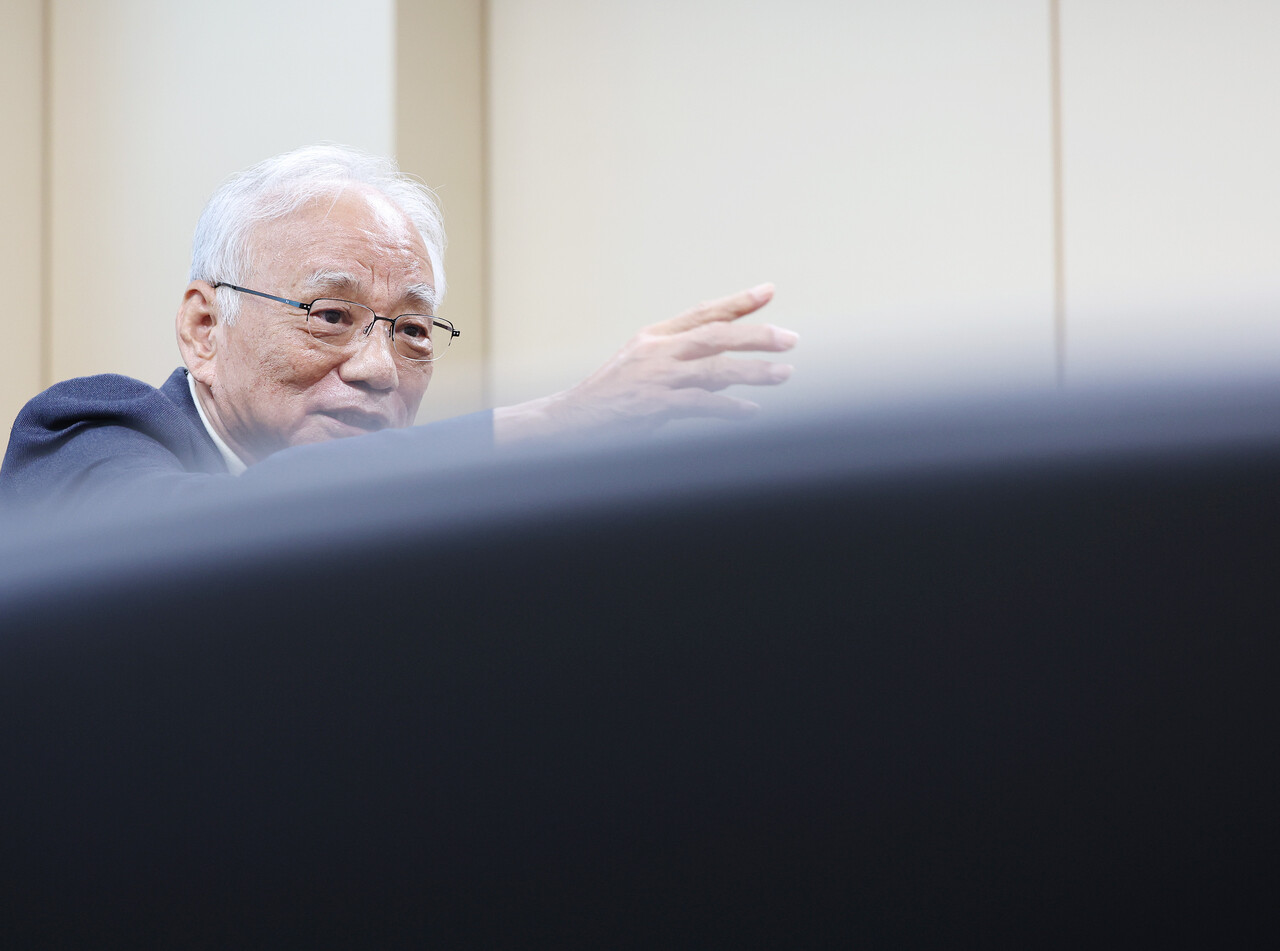 장형진 영풍 고문이 24일 서울 종로구 영풍빌딩에서 연합뉴스와 인터뷰하고 있다. /연합뉴스