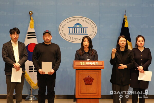 청년단체 '미래생각'이 18일 국회 소통관에서 여야가 합의한 연금개혁안(모수개혁안)에 대해 비판하는 기자회견을 진행하고 있다. /이상무 기자