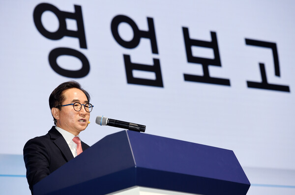 장덕현 삼성전기 대표이사 사장이 주주총회에서 2025년 사업 계획을 발표하고 있다. /삼성전기