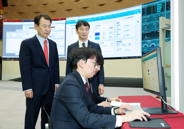 19일 서울 여의도 한국거래소에서 열린 공매도 전산시스템 구축 시연회에서 정은보 한국거래소 이사장(왼쪽)과 이복현 금융감독원장이 모의 데이터를 이용한 불법공매도 적출 시연을 지켜보고있다. /한국거래소