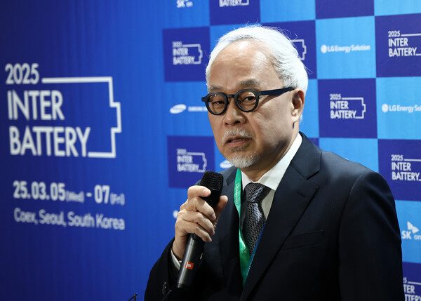 최주선 삼성 SDI 사장이 서울 강남구 코엑스에서 열린 '인터배터리 2025’에 참석 전 약식 회견을 갖고 있다. /연합뉴스
