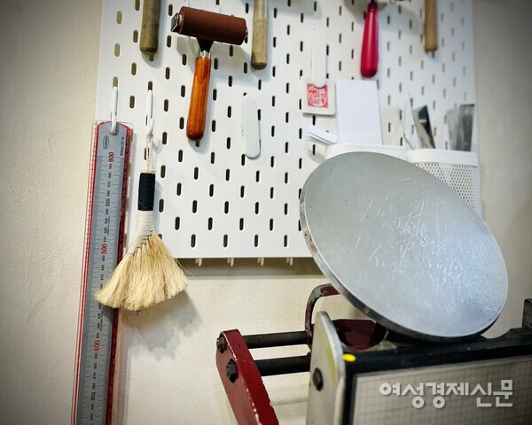 작업실에 걸려있는 모시 빗자루 /프레스 모멘트