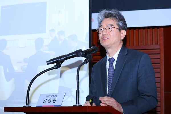 신현한 연세대 경영학과 교수가 발표하고 있다. /류빈 기자