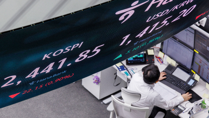 IMF 외환 위기 이후 30여년 지속된 코리아 디스카운트는 한국 증시의 만성질환이 됐다. /연합뉴스