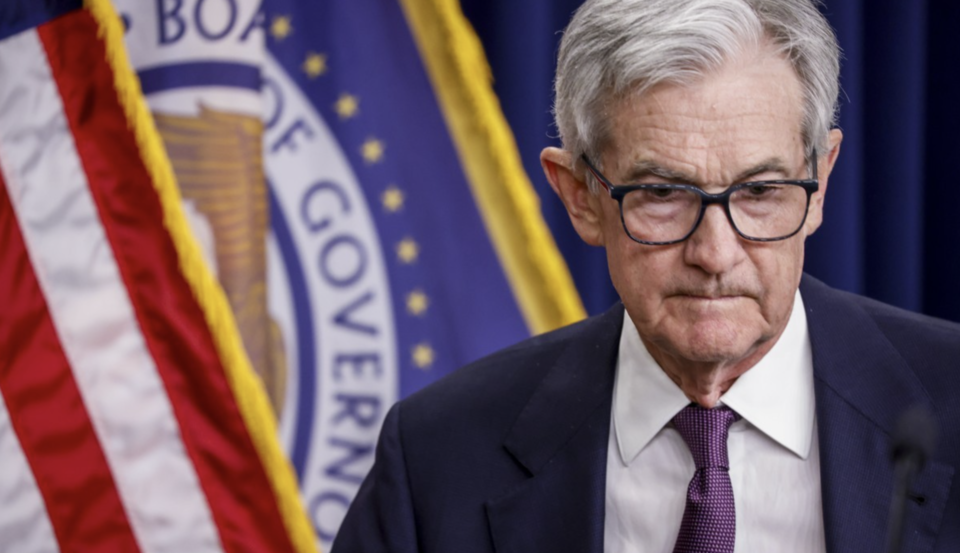 제롬 파월 연준 의장은 기준금리 동결 뒤 기자들과 만나 "트럼프 대통령의 관세 정책 영향력이 기본적으로 일시적(transitory)이라고 전망한다"고 밝혔다. /EPA=연합뉴스