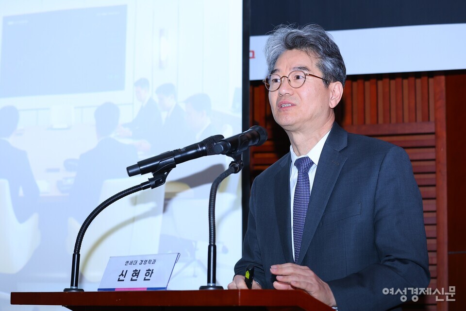 20일 여성경제신문이 금융투자협회 불스홀에서 개최한 제9회 금융포럼에서 신현한 연세대학교 경영대학 교수는 상법 개정은 거꾸로 가는 정책으로 규정하며 "자본시장의 단기 차익 논리가 산업 발전을 가로막고 있다"며 "기업이 장기적으로 성장할 수 있는 환경을 만들지 않는 한 코리아 디스카운트는 해결되지 않는다"고 강조했다. /류빈 기자