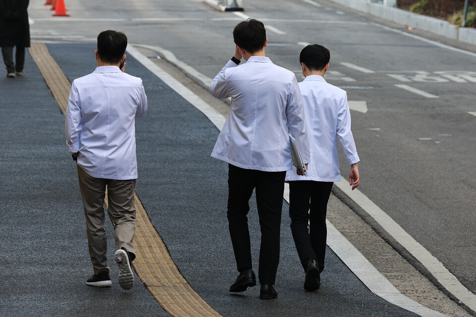 지난 19일 서울 시내 한 의과대학에서 의료진이 이동하고 있다. /연합뉴스