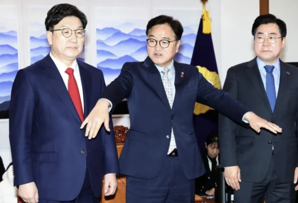 우원식 국회의장이 18일 서울 여의도 국회에서 권성동 국민의힘 원내대표와 박찬대 더불어민주당 원내대표 회동을 주재하고 있다. /공동취재=연합뉴스