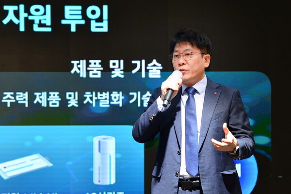 김동명 LG에너지솔루션 CEO 사장이 서울 여의도 LG트윈타워에서 열린 '제5기 정기주주총회'에서 발표하고 있다. /LG에너지솔루션