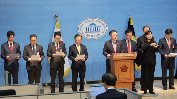 19일 국회 소통관에서 경제8단체 임원들이 본회의에 통과된 상법 개정안에 대한 대통령 권한대행의 재의요구권 행사를 촉구하며 기자회견을 하고 있다. /연합뉴스