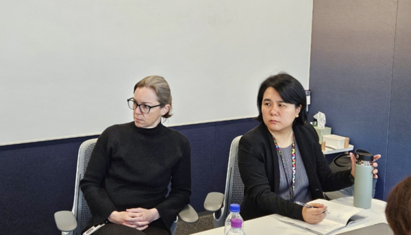 유니스 황 구글 아시아태평양 AI·신흥 기술 정책 담당(오른쪽)과 앨리스 프랜드 구글 AI·신흥 기술 정책 총괄이 서울 강남구 파이낸스센터에서 열린 미디어 라운드테이블에 참석했다. /연합뉴스