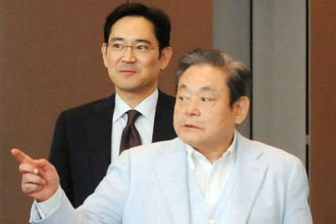 이재용 삼성전자 부회장(왼쪽)과 이건희 삼성전자 회장 /연합뉴스