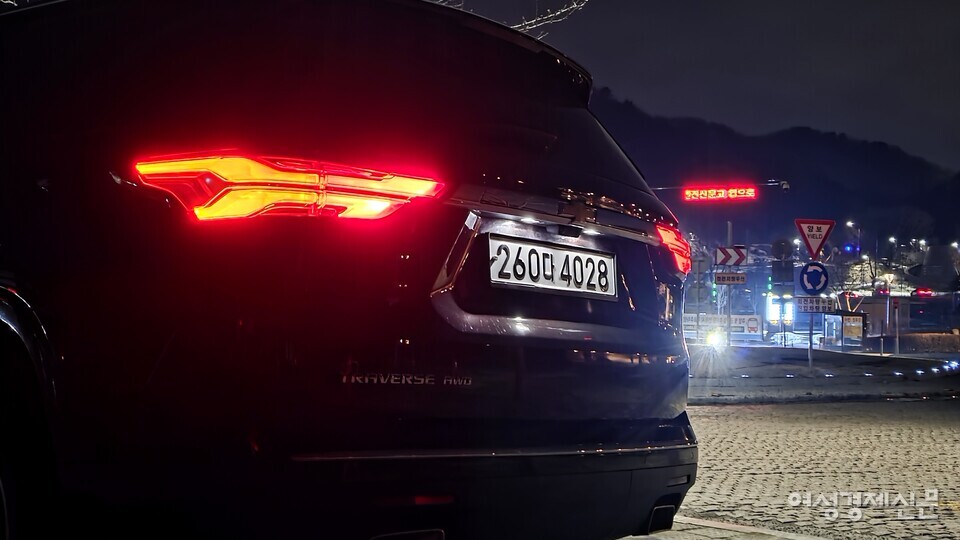 트래버스 후면. 미국 차의 특징, 방향지시등이 붉은색으로 들어온다. /김현우 기자