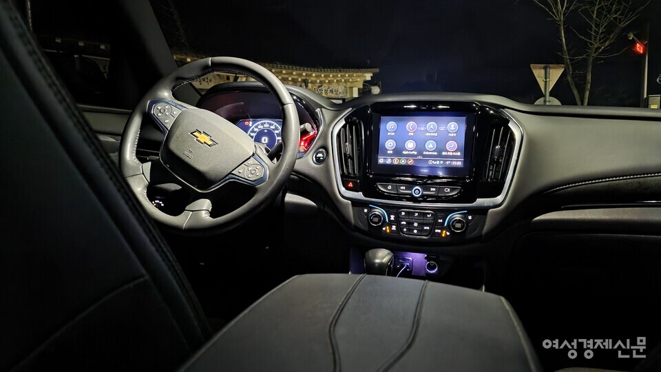 다소 투박한 실내. 그래도 '터치' 스크린으로 가득한 국산 차와 비교하면 직관성은 뛰어나다. /김현우 기자