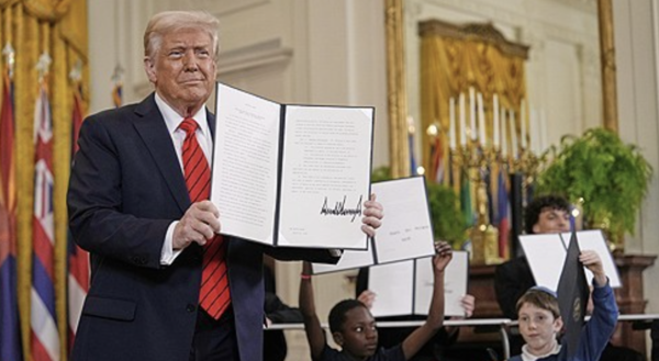 도널드 트럼프 미국 대통령은 20일 연방 교육부를 해체하라고 지시하는 행정명령에 서명했다. /AP=연합뉴스