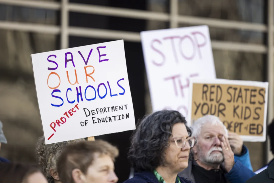 트럼프의 교육부 해체 행정명령은 이미 광범위하게 효과를 미치고 있다. 이미 50%의 인력이 정리해고됐다는 얘기도 있다. 이 정도 수준의 인력 감축이라면 교육부 내 많은 부서의 업무가 영향을 받을 수밖에 없다. /EPA=연합뉴스