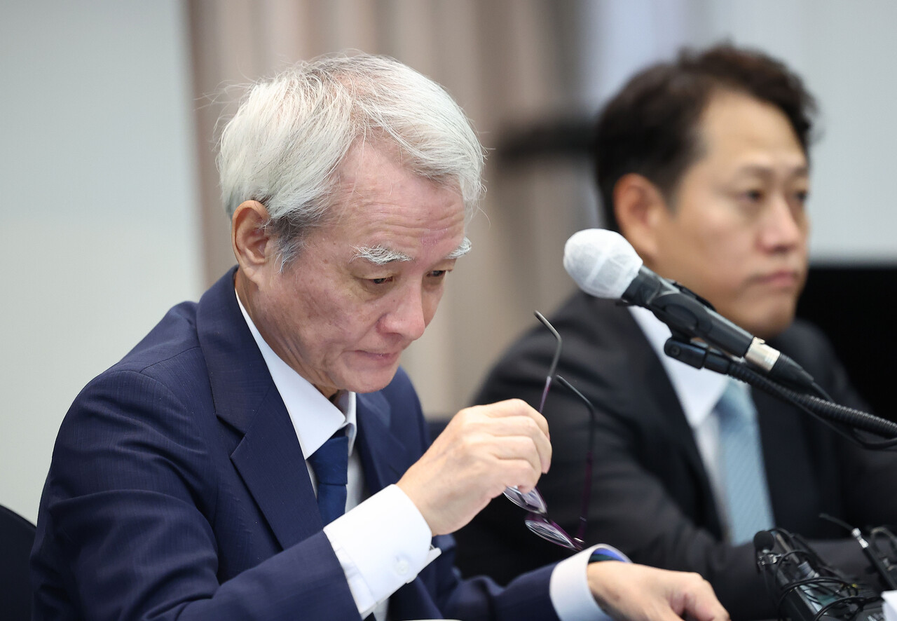 강성두 영풍 사장이 지난해 9월 27일 서울 중구 프레스센터에서 열린 고려아연 공개매수 관련 기자간담회에서 안경을 고쳐 쓰고 있다. /연합뉴스