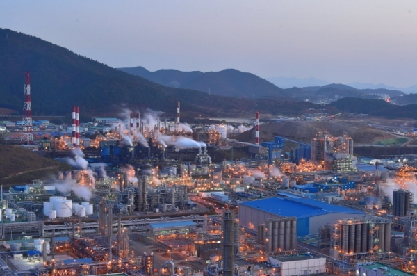석유화학계열 대기업들이 입주해 있는 전남 여수국가산업단지. /여수시청
