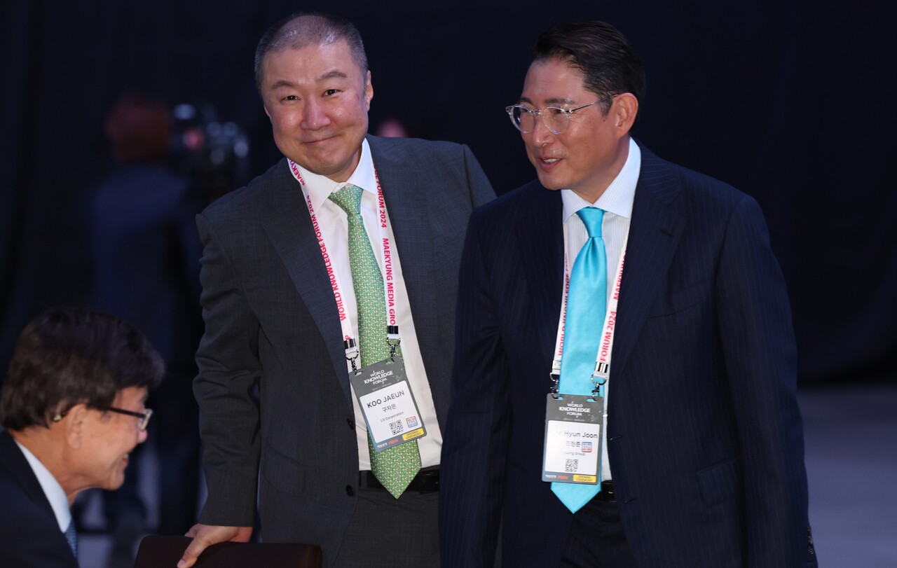 조현준 효성 회장(오른쪽)과 구자은 LS그룹 회장이 지난해 9월 10일 인천 중구 영종도 인스파이어 아레나에서 매일경제신문 주최로 열린 제25회 세계지식포럼에 참석하고 있다. /연합뉴스