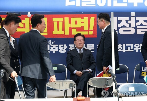 더불어민주당 이재명 대표가 24일 서울 종로구 경복궁역 부근 광화문 더불어민주당 천막당사에서 열린 최고위원회의를 마친 뒤 천막당사에 앉아 있다. /연합뉴스