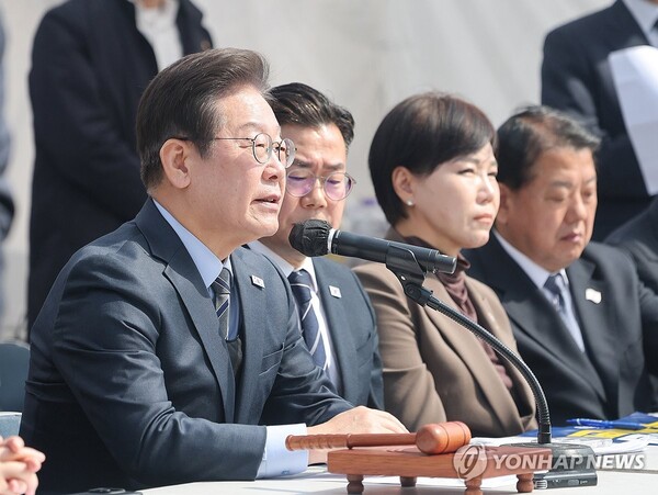 더불어민주당 이재명 대표가 24일 서울 종로구 경복궁역 부근 광화문 더불어민주당 천막당사에서 열린 최고위원회의에서 발언하고 있다. /연합뉴스