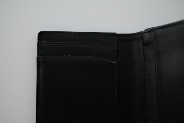 지갑 안쪽을 펼쳐보면 4개의 카드 슬롯이 있다 /권혁주