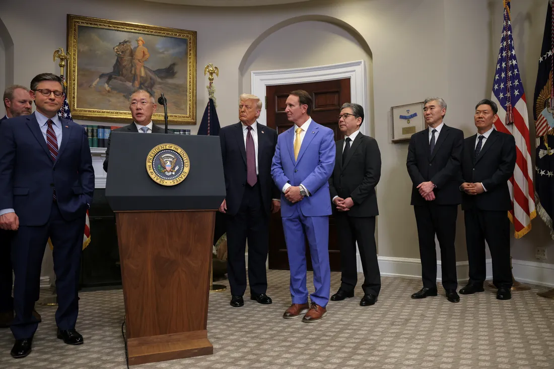 정의선 현대자동차그룹 회장이 24일(현지시간) 백악관 루스벨트룸에서 도널드 트럼프 미국 대통령 옆에 서서 대미 투자 계획을 발표하고 있다. /로이터=연합뉴스