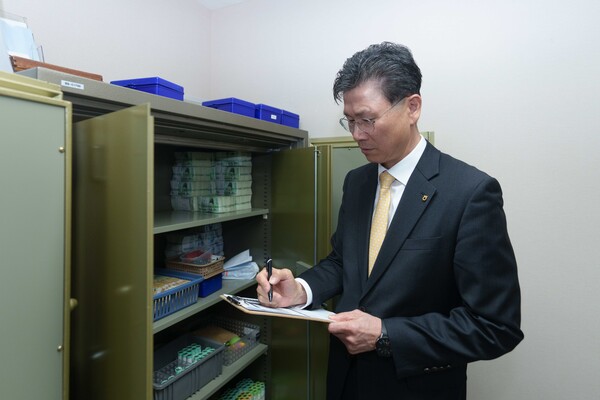 강태영 농협은행장이 서울시 중구 소재 농협은행 광화문금융센터에서 시재검사를 하고 있다. /농협은행