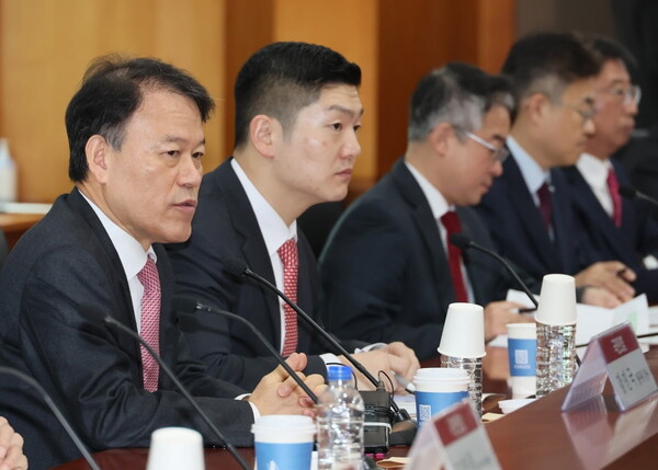 26일 국회 정무위원장인 국민의힘 윤한홍 의원(왼쪽)이 서울 여의도 금투센터에서 열린 국민의힘-금융투자업계 현장 간담회에서 인사말을 하고 있다./사진=연합뉴스