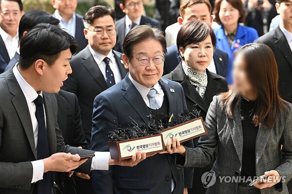 더불어민주당 이재명 대표가 26일 서울 서초구 서울고등법원에서 열린 공직선거법 위반 혐의 2심 선고 공판에 출석하고 있다. /연합뉴스