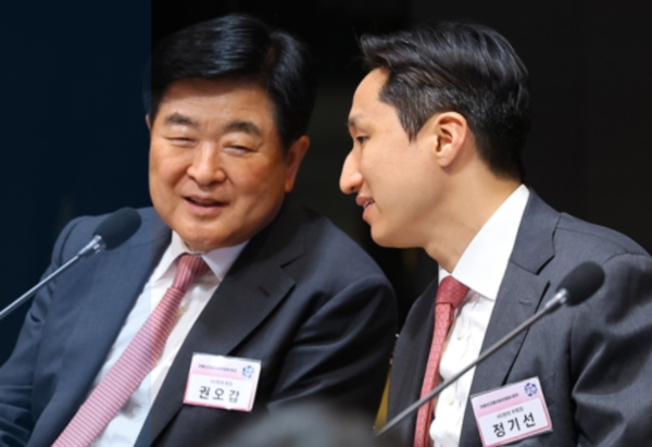 2024년 저출산고령사회위원회 회의에 참석한 HD현대 권오갑 회장(왼쪽)과 정기선 부회장이 회의 시작 전 대화하고 있다. /연합뉴스