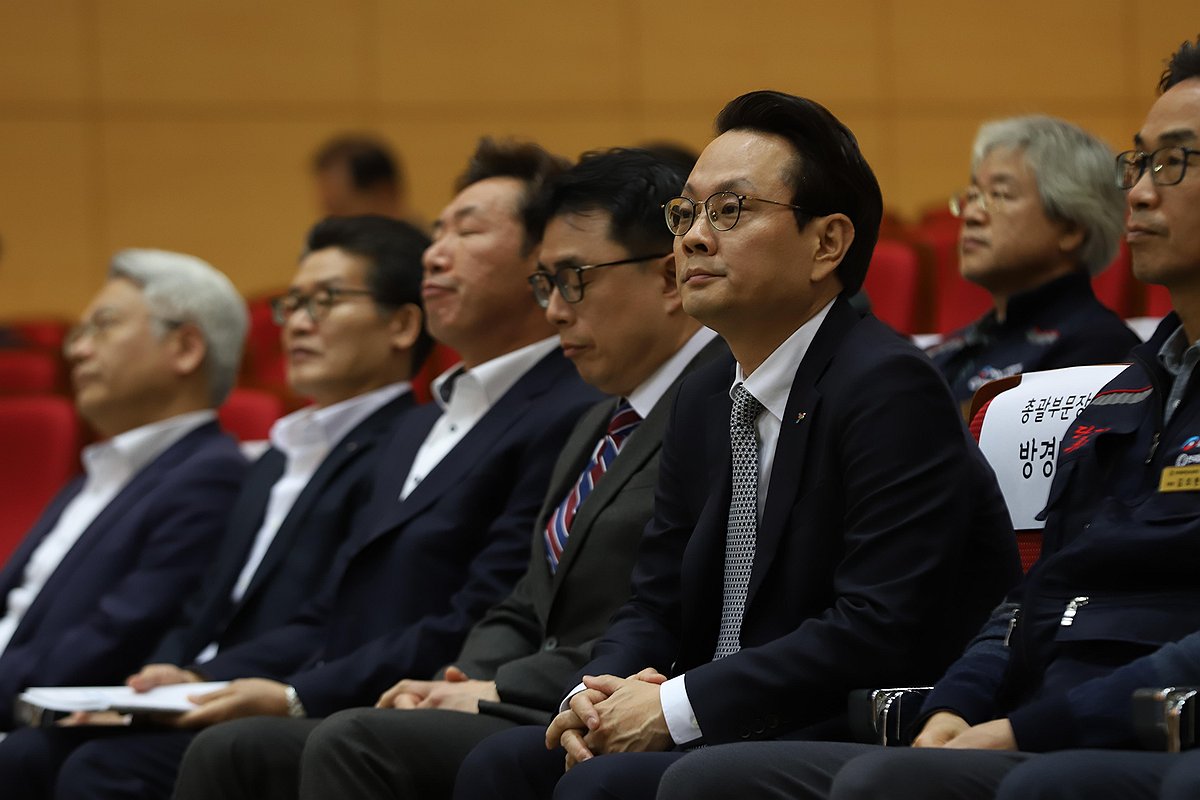 방경만 KT&G 신임 대표이사 사장이 지난해 3월 28일 대전 대덕구 본사 인재개발원에서 열린 KT&G 정기 주주총회에 자리하고 있다. /연합뉴스