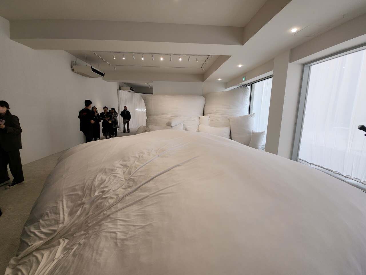 전시 공간 내에 마련된 ‘The Embrace of Cotton(코튼 속 안식)’ 공간 /류빈 기자