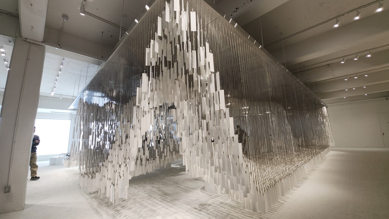 방문객들의 이야기가 적힌 시향지 3만5000장으로 뒤덮인 미로와 같은 곳에서 블랑쉬의 향을 체험할 수 있는 ‘The Labyrinth of Thoughts(사유의 미로)’ 공간 /류빈 기자