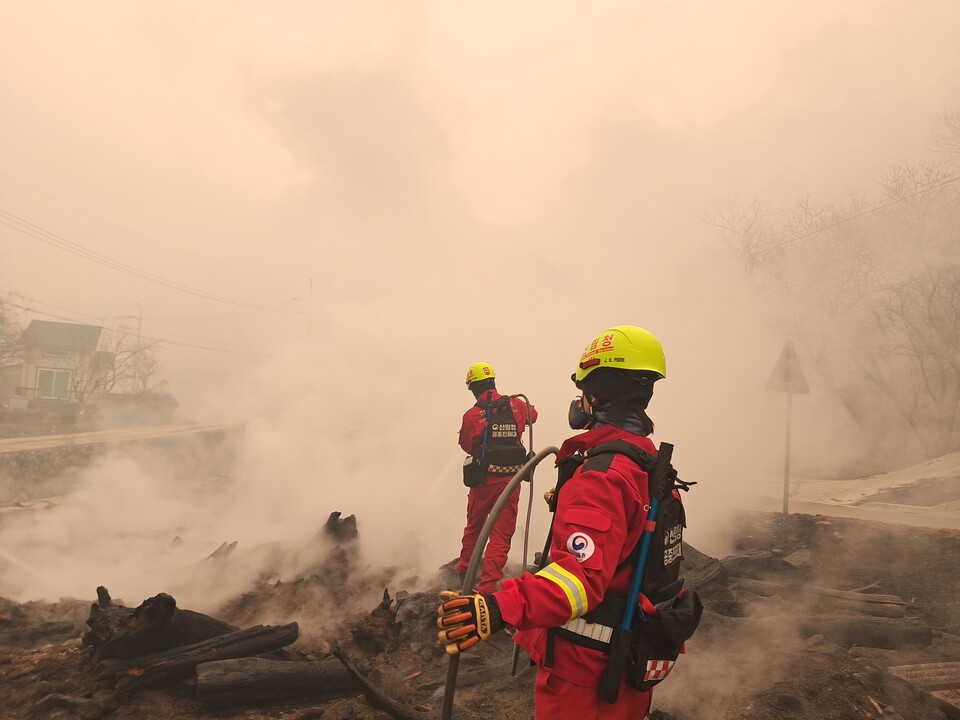 경남 산청 산불 화재 진압하는 산불진화대원 /연합뉴스
