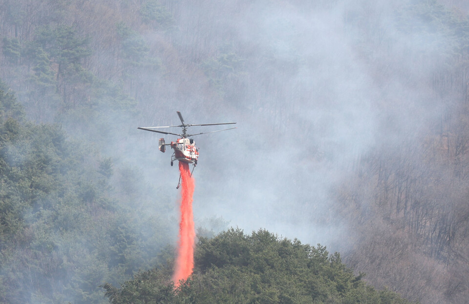 지난 25일 오전 경남 산청군 시천면에서 산림청 헬기가 산불 지연제를 살포하며 산불 확산 방지에 집중하고 있다. /연합뉴스