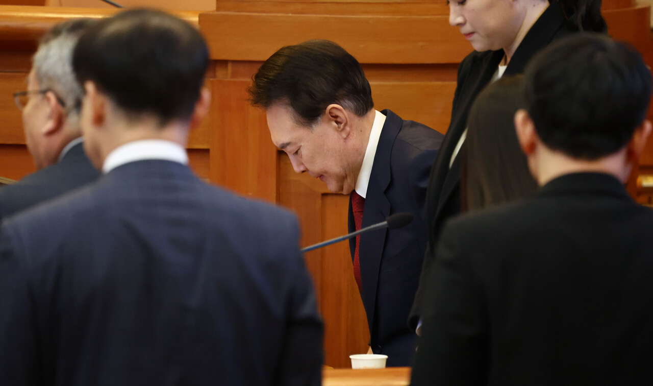 윤석열 대통령이 지난 2월 13일 서울 종로구 헌법재판소 대심판정에서 열린 '윤석열 대통령 탄핵심판 8차 변론'에 출석해 자리로 향하고 있다. /연합뉴스