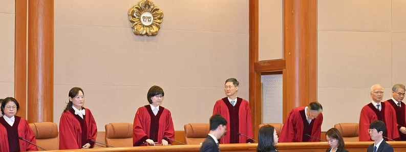 문형배 헌법재판소장 권한대행을 비롯한 헌법재판관들이 27일 일반 헌법소원 사건 선고를 위해 서울 종로구 헌법재판소 대심판정에 입장하고 있다. /연합뉴스